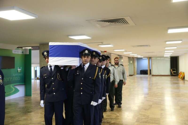 אנשי משמר הכנסת נושאים את ארונו של שמעון פרס // צילום: איציק הררי, דוברות הכנסת